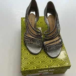 Gianni Bini silver evening shoes size 7